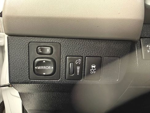 Used 2013 Toyota RAV4 LE AWD/4WD image 29