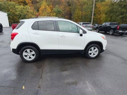 Used 2022 Chevrolet Trax LT w/ LT Convenience Package image 9