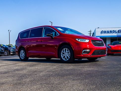 Used 2024 Chrysler Pacifica Touring-L FWD image 10