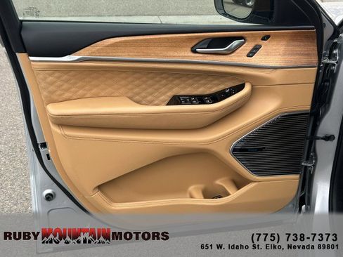 Used 2023 Jeep Grand Cherokee Summit image 9