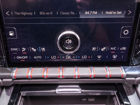 Used 2025 GMC Yukon AT4 Ultimate w/ LPO, Floor Liner Package AWD/4WD image 24