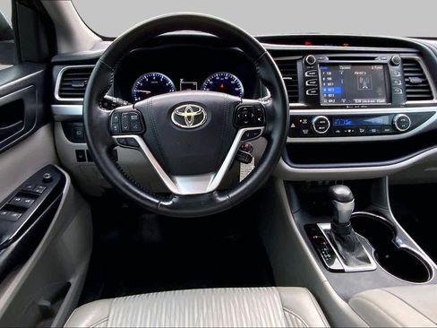 Used 2017 Toyota Highlander Plus FWD image 6