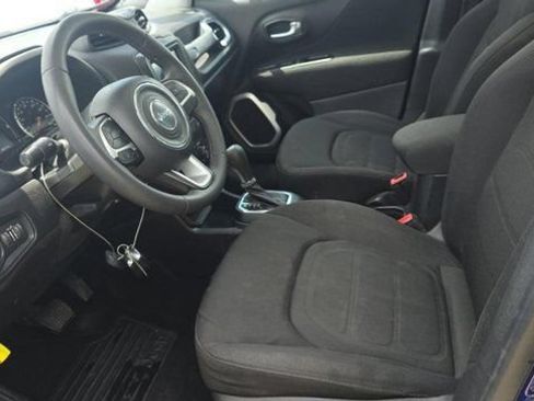Used 2018 Jeep Renegade Latitude w/ Safety & Security Group FWD image 5