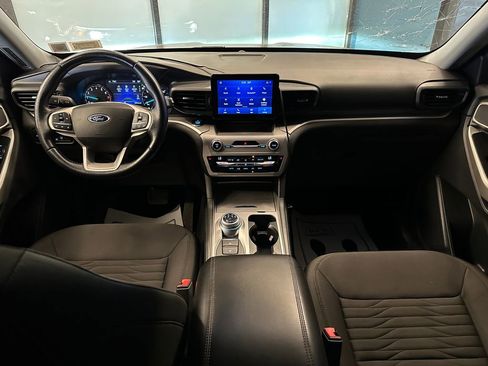 Used 2021 Ford Explorer XLT AWD/4WD image 9