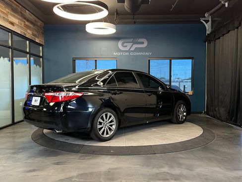 Used 2015 Toyota Camry XLE w/ Moonroof Package FWD image 3
