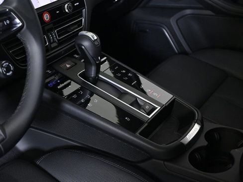 Certified 2025 Porsche Macan image 27