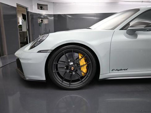 Certified 2025 Porsche 911 Carrera GTS RWD image 20