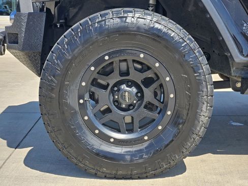 Used 2020 Jeep Gladiator Overland image 12