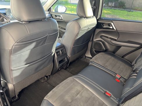 Used 2024 Mitsubishi Outlander SE image 17