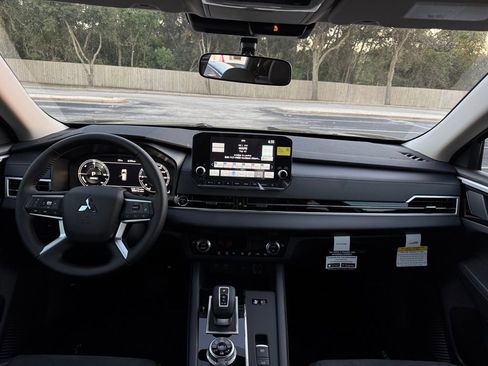 New 2025 Mitsubishi Outlander SE image 24