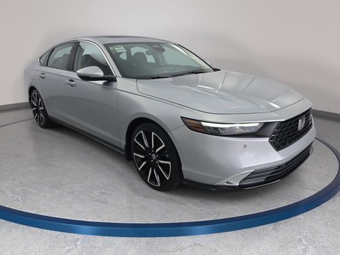 Used 2023 Honda Accord Touring image 3