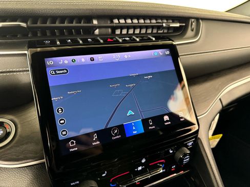 Used 2024 Jeep Grand Cherokee Limited image 25