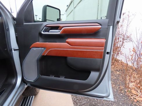 Used 2024 GMC Sierra 2500 Denali Ultimate image 9