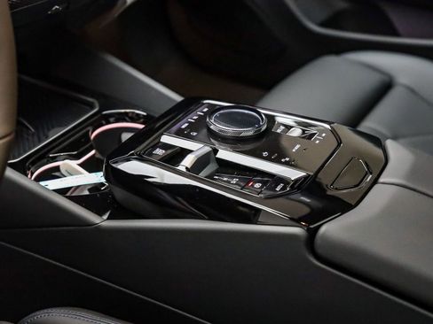 New 2026 BMW 550e xDrive image 24