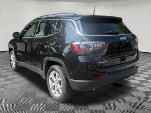 Used 2024 Jeep Compass Latitude w/ Convenience Group AWD/4WD image 3