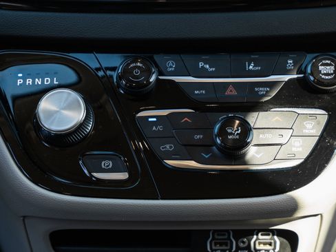 Used 2024 Chrysler Pacifica Touring-L image 12