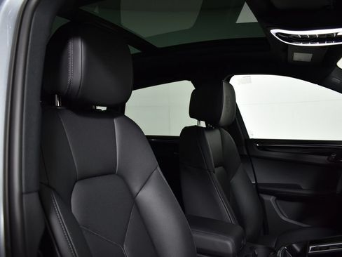 Used 2026 Porsche Macan AWD/4WD image 40
