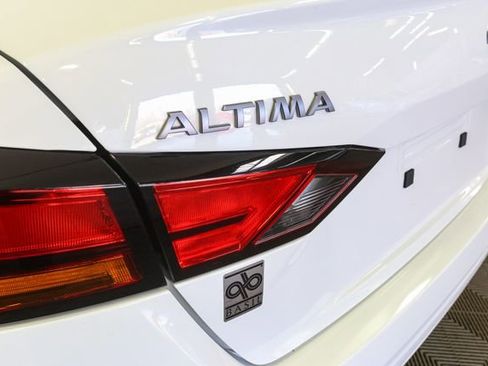 Used 2025 Nissan Altima 2.5 SV image 9