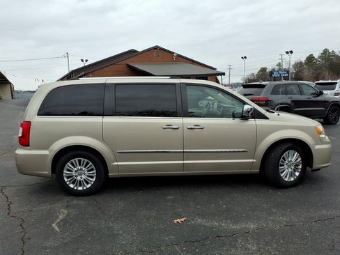 Used 2012 Chrysler Town & Country Limited w/ Luxury Group image 2