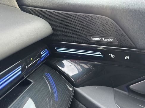 Used 2025 BMW 530i xDrive w/ Premium Package image 26