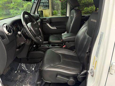 Used 2017 Jeep Wrangler Unlimited Sahara w/ Connectivity Group AWD/4WD image 6