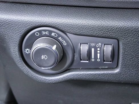 Used 2025 Chrysler Pacifica Select FWD image 25