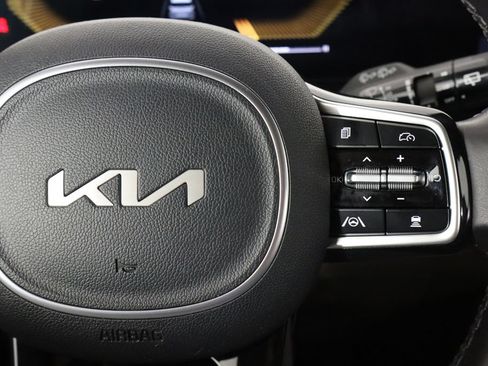 Used 2025 Kia Carnival FWD image 10
