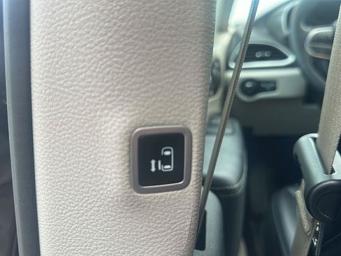 Used 2024 Chrysler Pacifica Touring-L FWD image 11