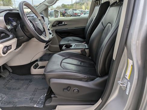 Used 2019 Chrysler Pacifica Limited image 20