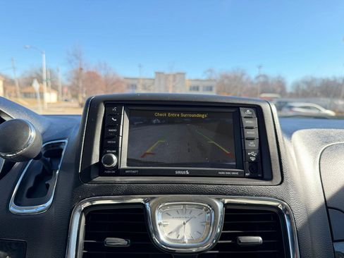 Used 2013 Chrysler Town & Country Touring image 15