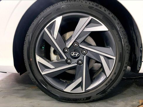 Used 2025 Hyundai Elantra SEL FWD image 9