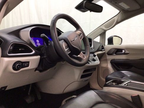 Used 2023 Chrysler Pacifica Touring-L FWD image 10