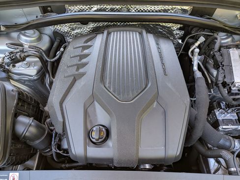 Certified 2025 Porsche Macan Turbo AWD/4WD image 35