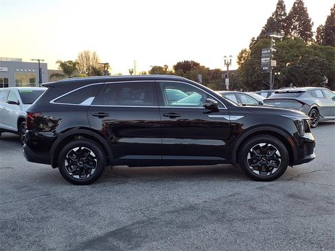 Used 2025 Kia Sorento S image 5