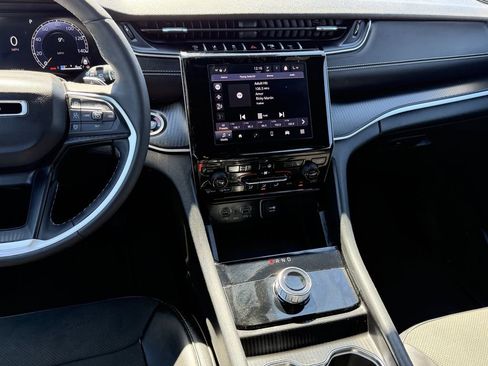 Used 2025 Jeep Grand Cherokee Altitude image 17