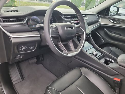 Used 2023 Jeep Grand Cherokee Limited w/ Luxury Tech Group II AWD/4WD image 21