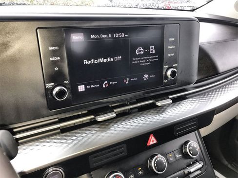 Used 2024 Kia Carnival LX image 16