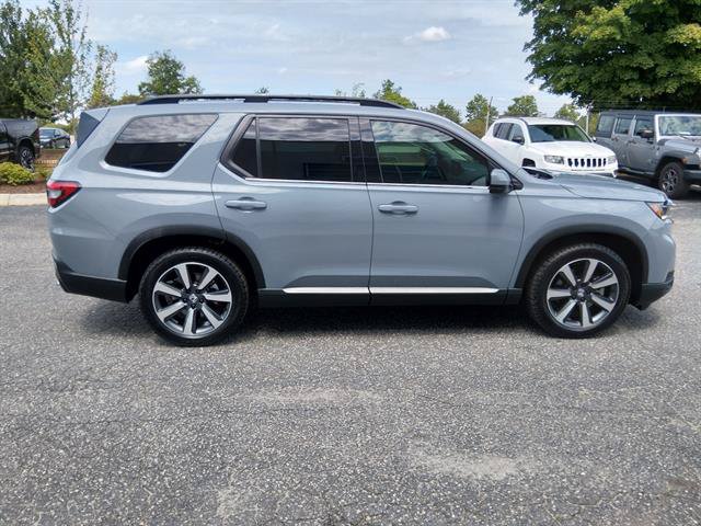 Used 2025 Honda Pilot Touring image 2