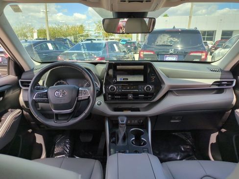 Used 2023 Toyota Highlander XLE image 18