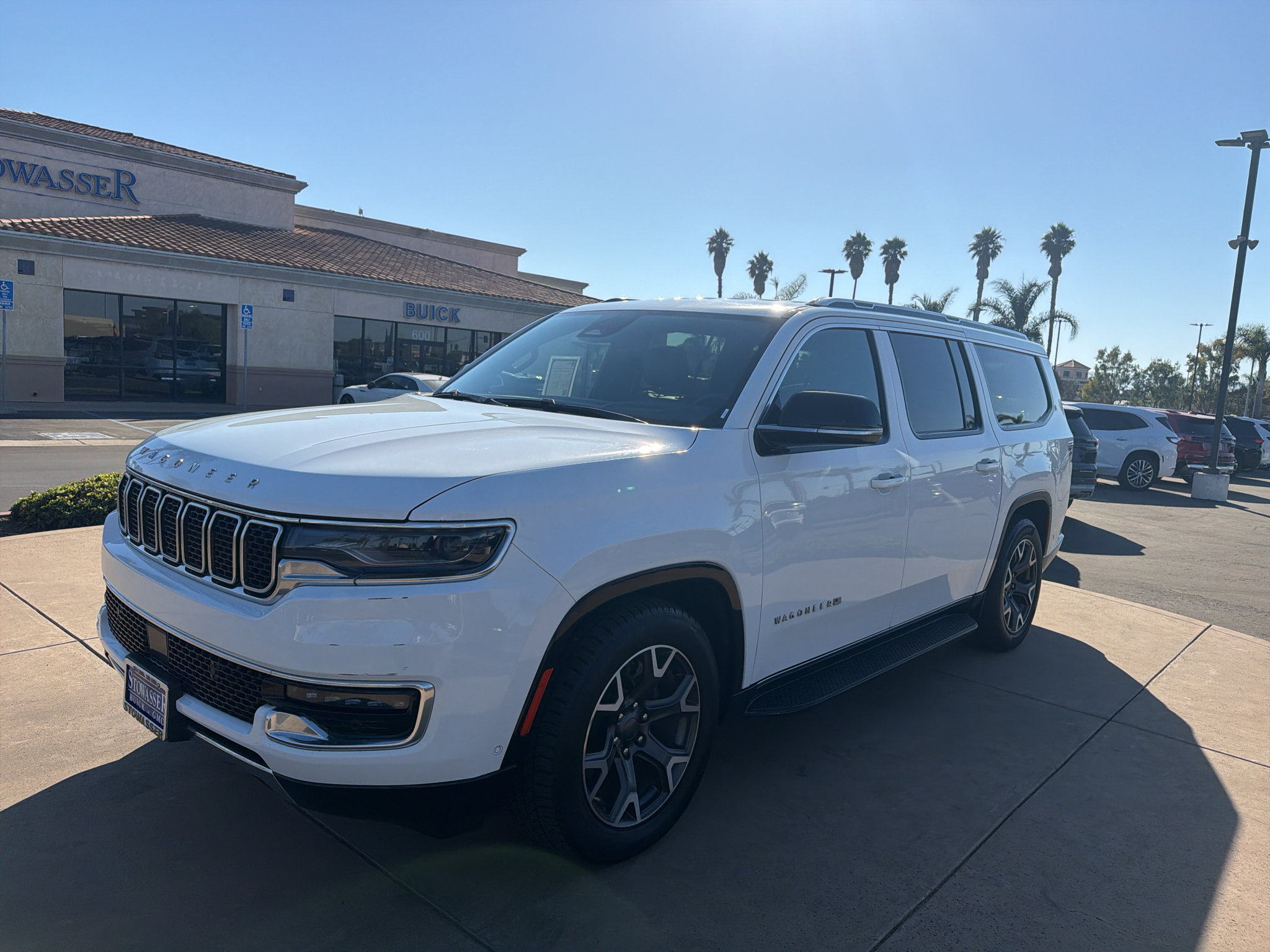 Used 2024 Jeep Wagoneer L Series III w/ Flexible Seating Group AWD/4WD image 1