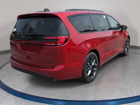 New 2026 Chrysler Pacifica Limited FWD image 5