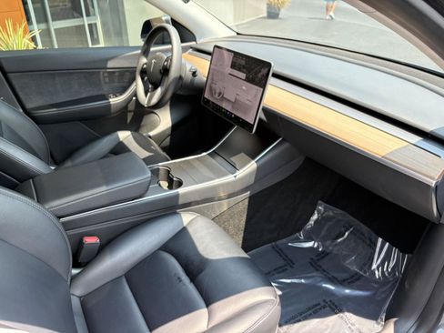 Used 2021 Tesla Model Y Long Range AWD/4WD image 21