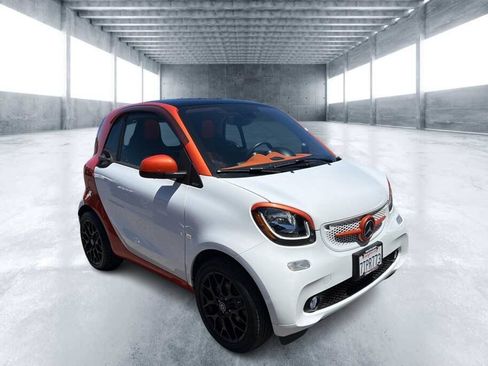 Used 2016 smart fortwo Proxy RWD image 2