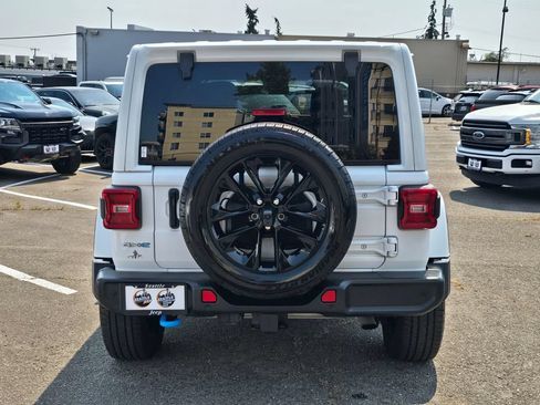 Used 2024 Jeep Wrangler Unlimited Sahara w/ Technology Group AWD/4WD image 7