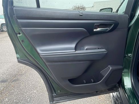 Used 2025 Toyota Highlander XLE image 17