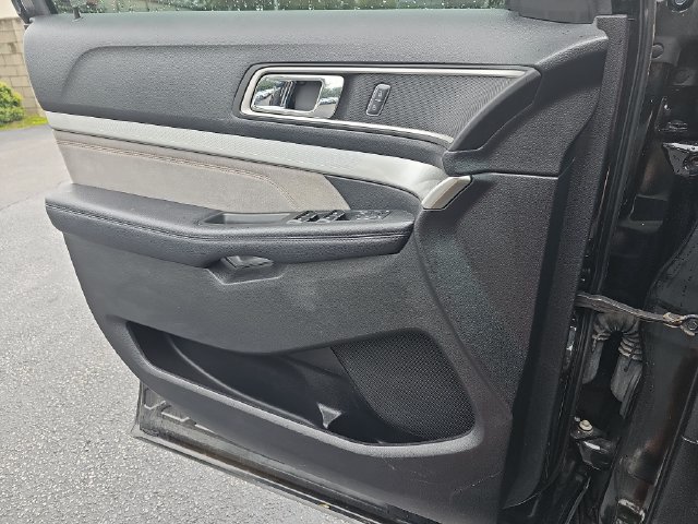 Used 2017 Ford Explorer XLT w/ Equipment Group 202A AWD/4WD image 33