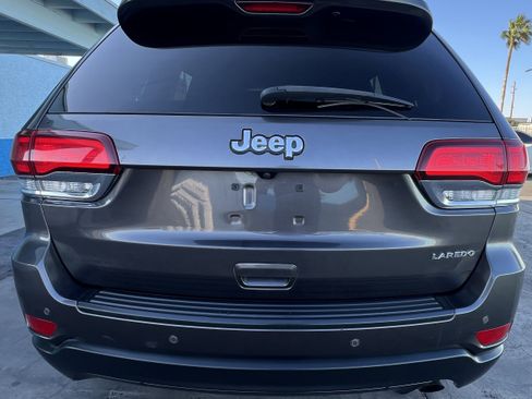 Used 2020 Jeep Grand Cherokee Laredo image 4