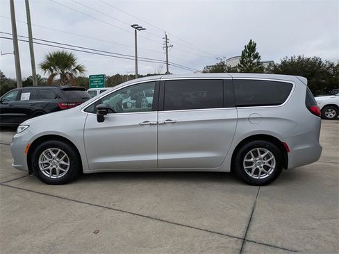 Used 2024 Chrysler Pacifica Touring-L image 7
