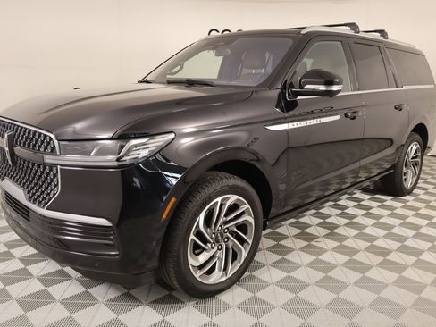 Used 2025 Lincoln Navigator L Reserve image 11