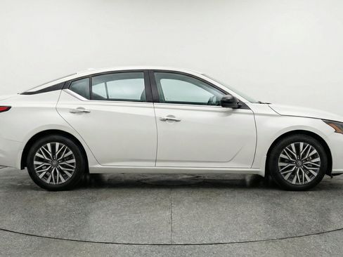 Used 2025 Nissan Altima 2.5 SV FWD image 11